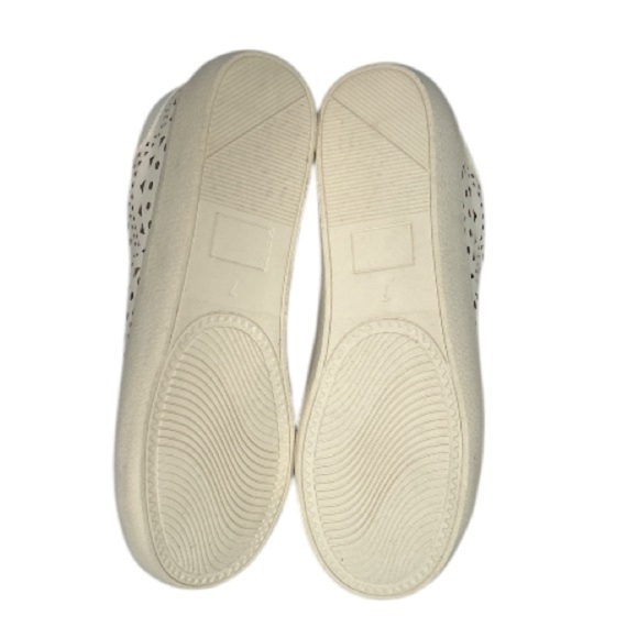Scoop white sneakers, preowned in excellent condition, size 7. - Picture 6 of 7